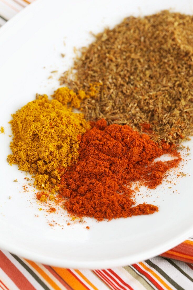 Indische Gewürze: Chilipulver, Currypulver und gemahlener Kreuzkümmel (Cumin)