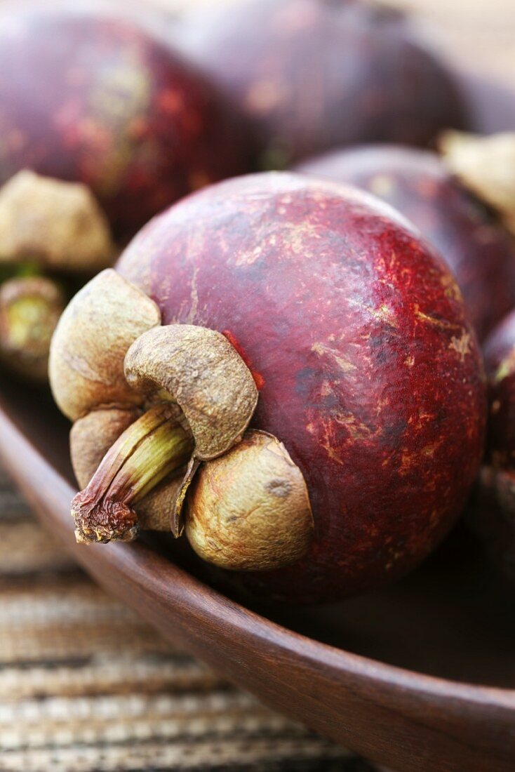 Mangosteens in a bowl (close-up)