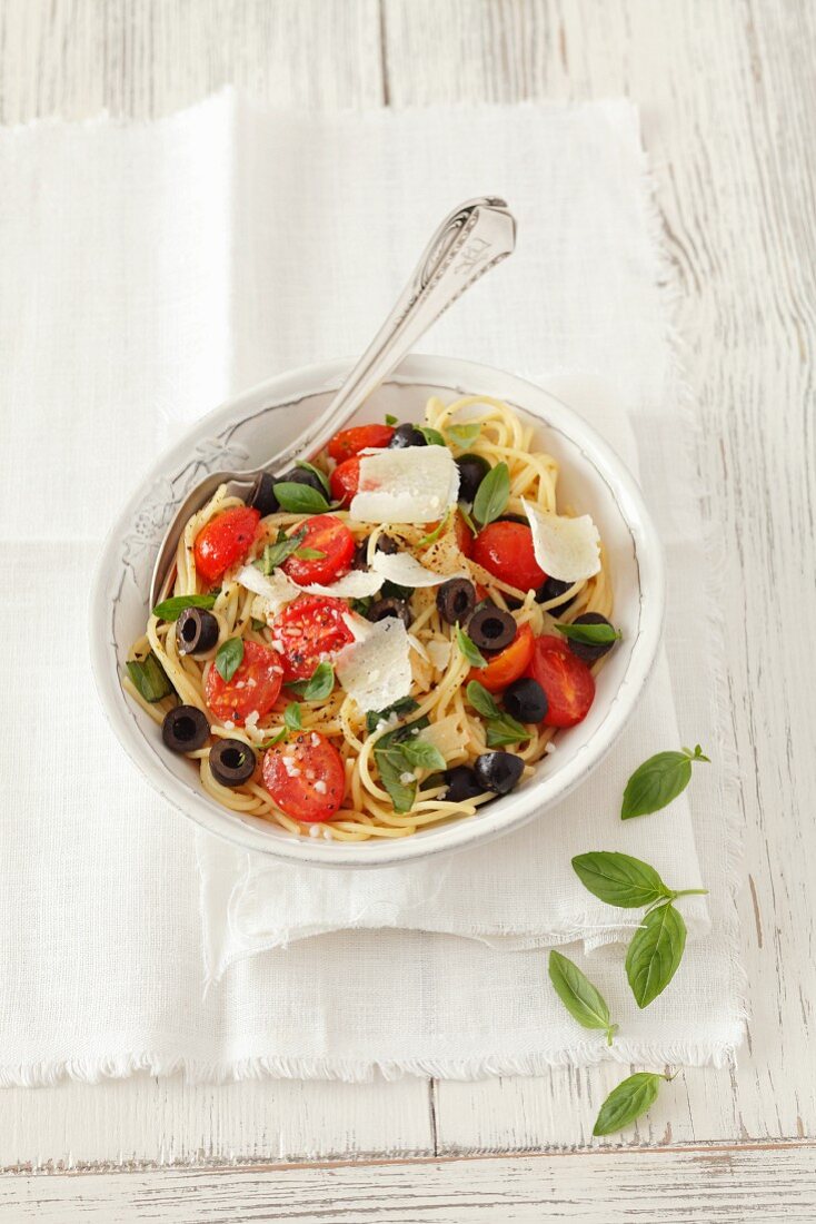 Spaghetti mit Kirschtomaten, schwarzen Oliven, Basilikum und Parmesan