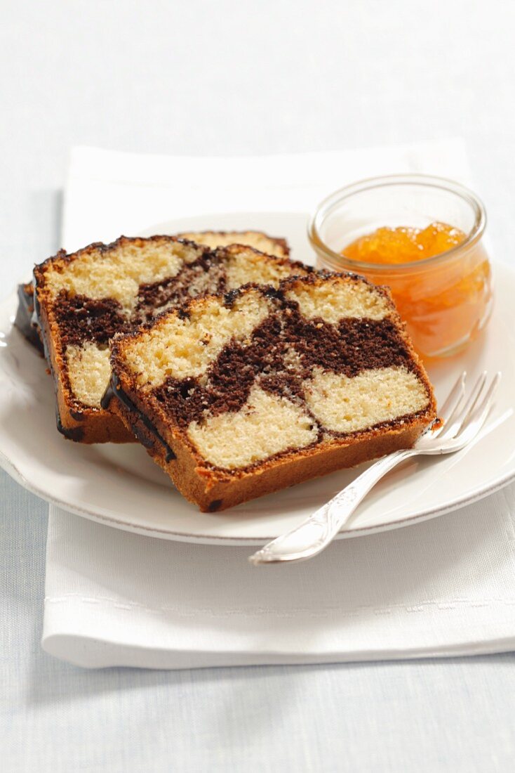 Marble cake and jam