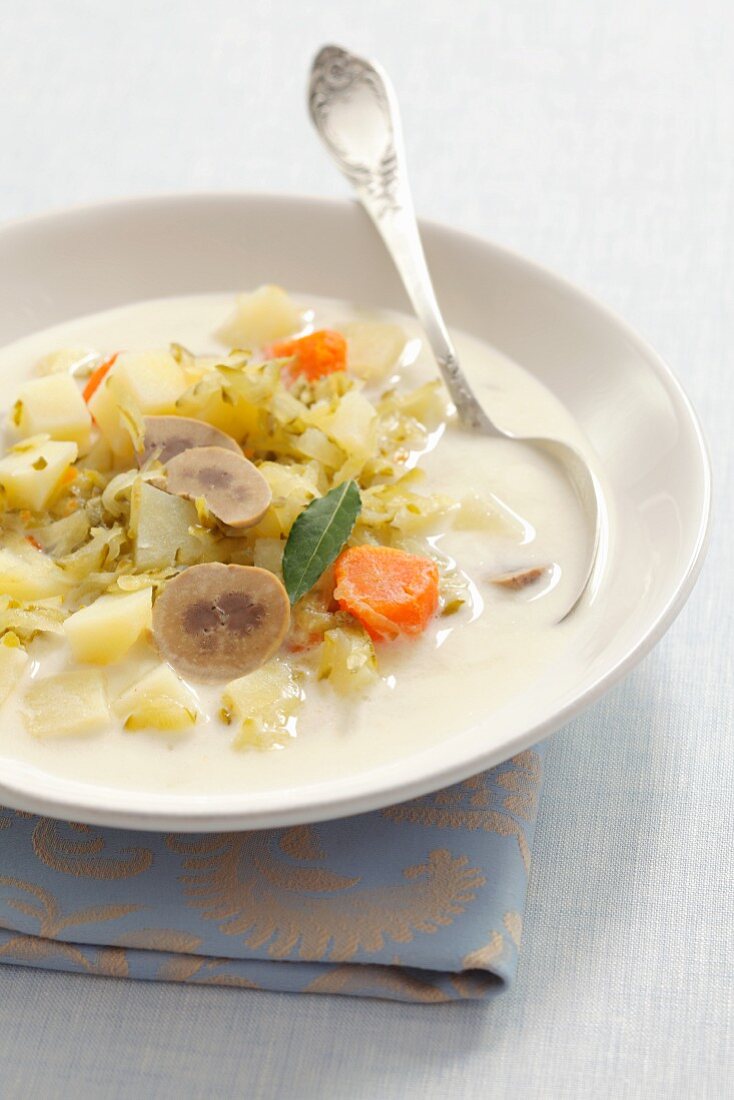 Saure Gurkensuppe mit Nieren