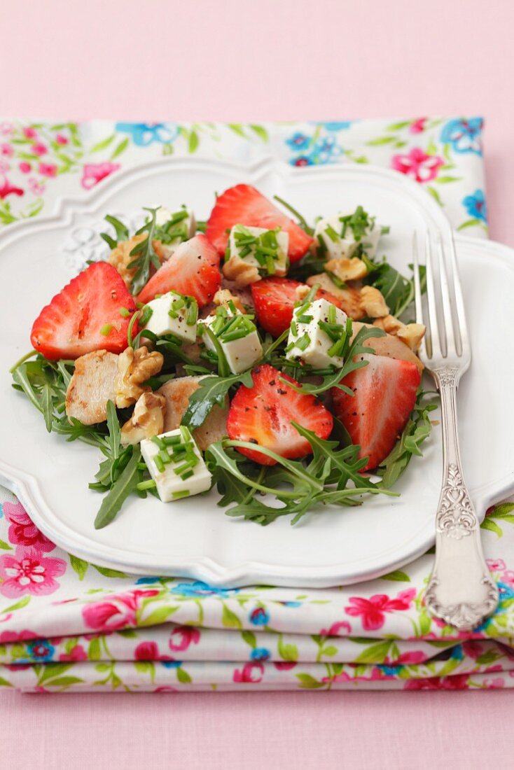 Rucola-Erdbeer-Salat mit Feta, Hähnchen … – Bild kaufen – 11082451 ...