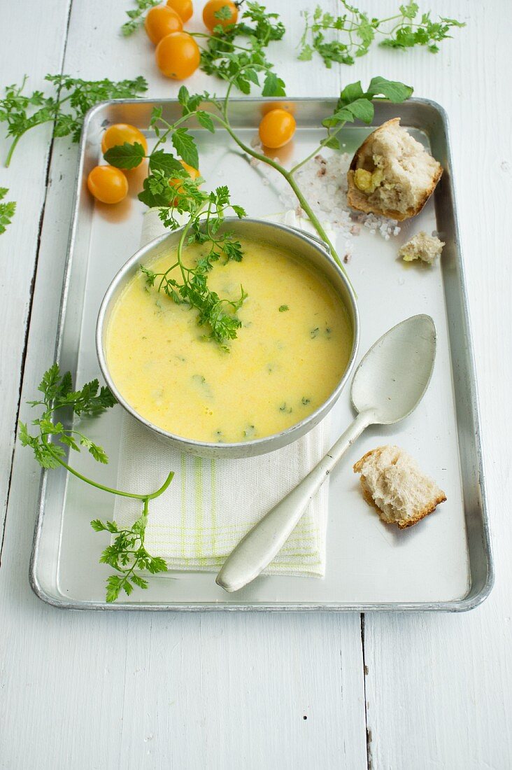 Tomatencremesuppe aus gelben Tomaten mit selbst gemachtem Kartoffelbrot