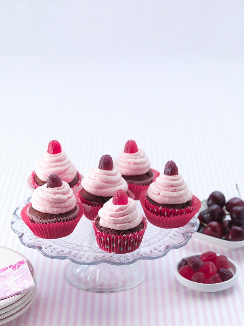 Schokoladen Cupcakes mit rosa Creme und Geleebonbons