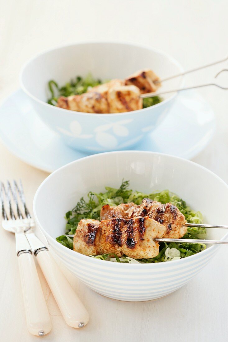 Gegrillte Hähnchenspiesse auf Salat