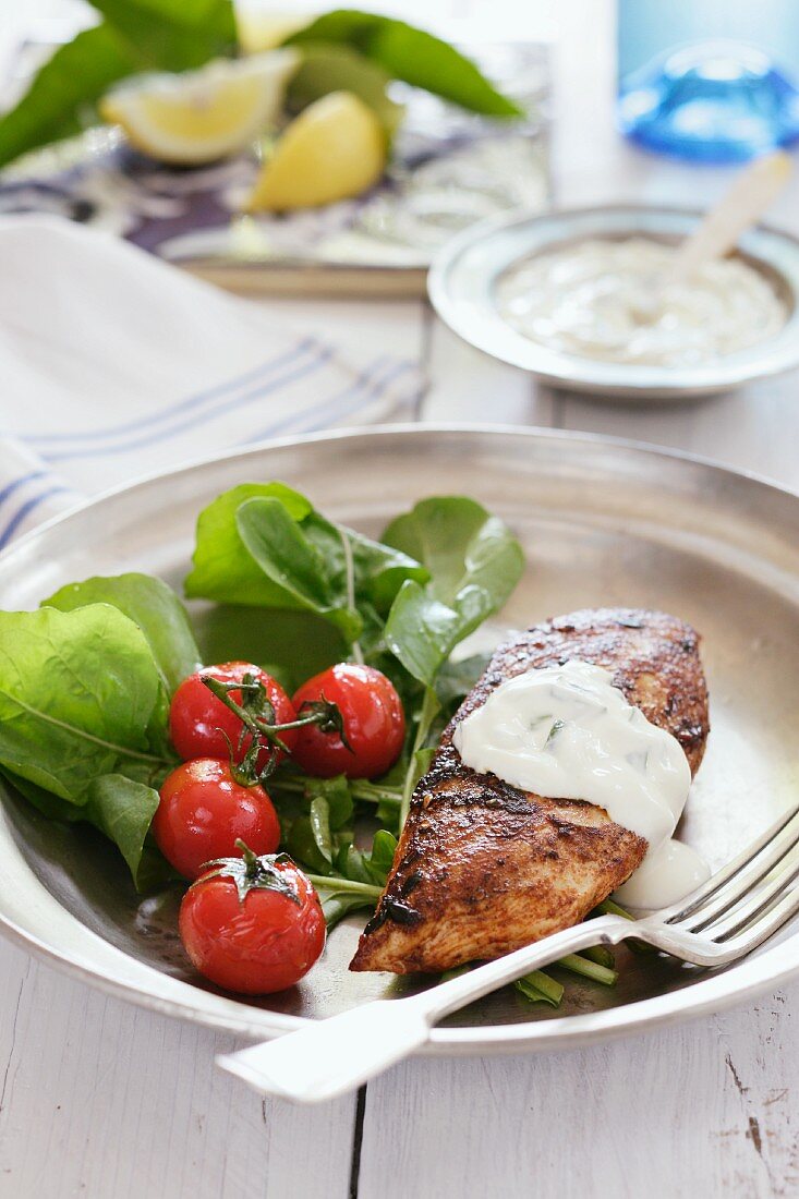 Gegrillte Hähnchenbrust mit Tzatziki und Salat