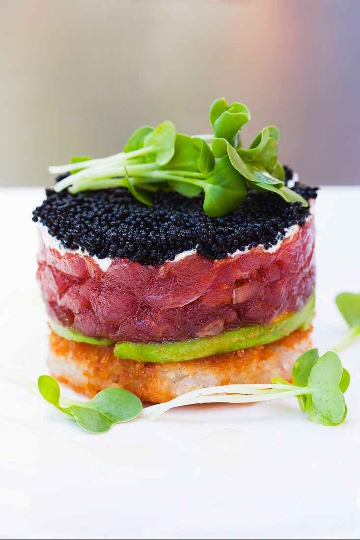 Thunfischtatar mit Kaviar und Avocado … – Bilder kaufen – 11082711 ...
