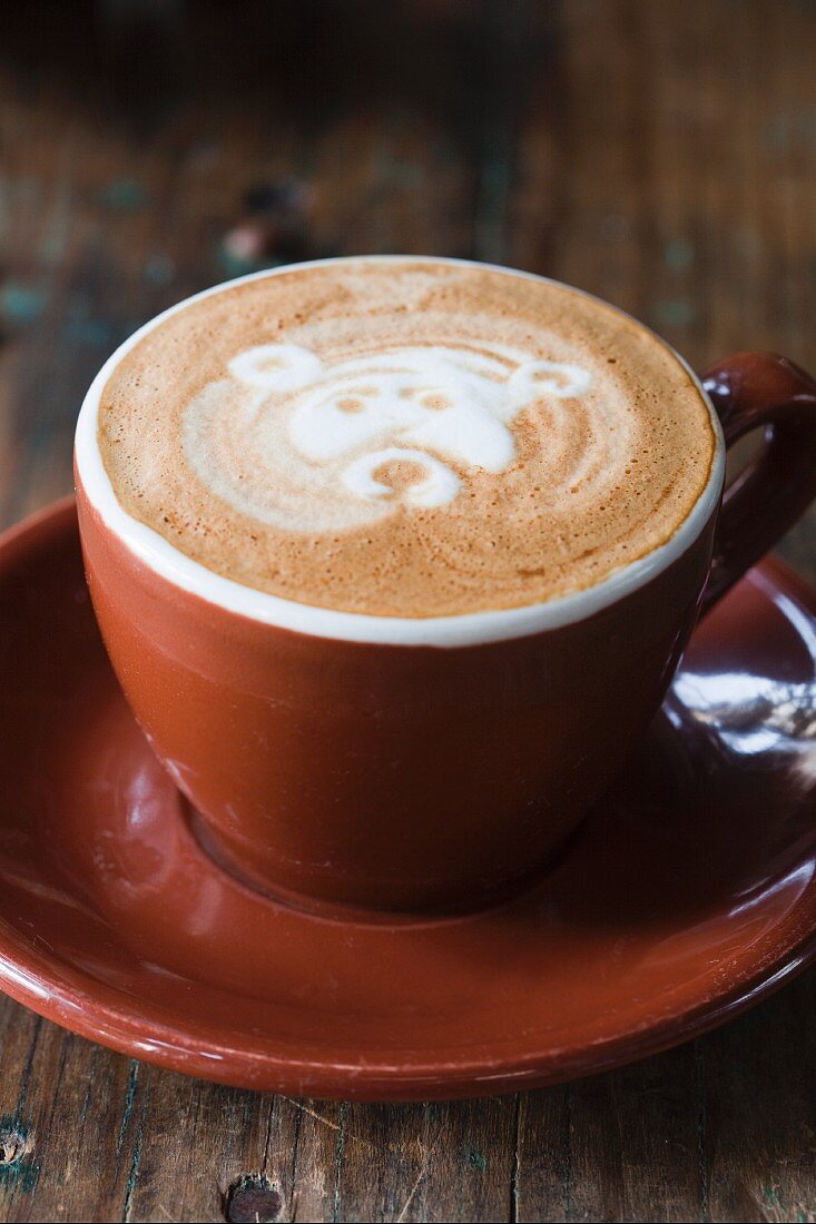Eine Tasse Cappuccino mit Milchschaumverzierung
