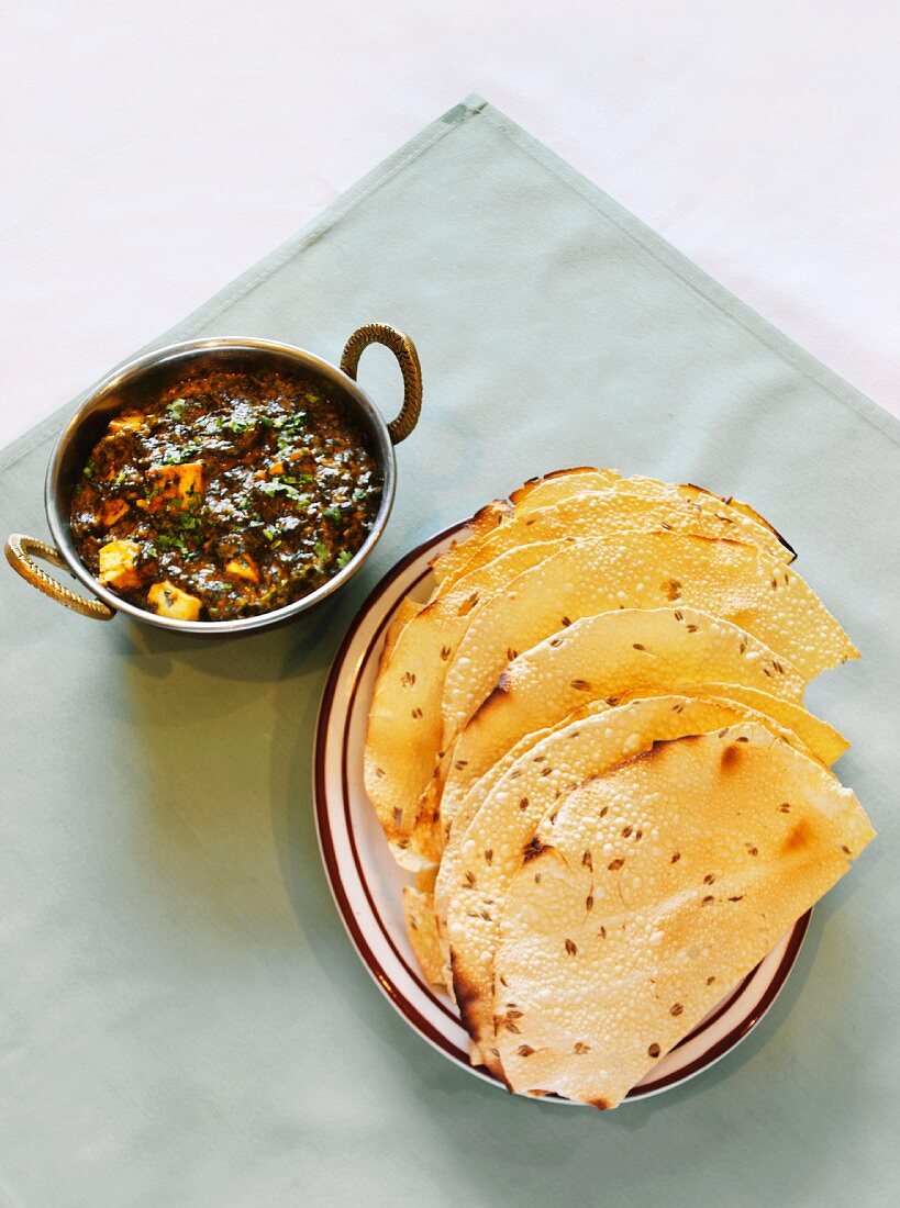Papadum und Saag (Indisches Gericht mit Senfblättern)