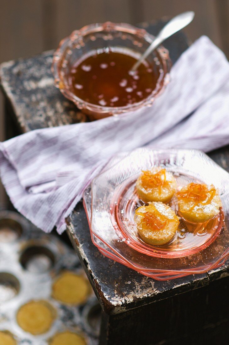 Minikuchen mit Sirup und kandierten Zitronenzesten