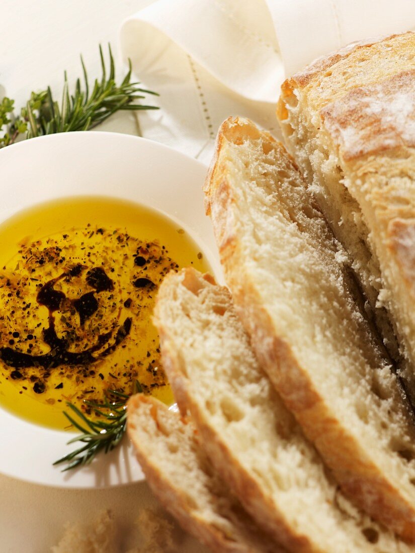 Pane, olio e balsamico (Weissbrotscheiben und Olivenöldip)