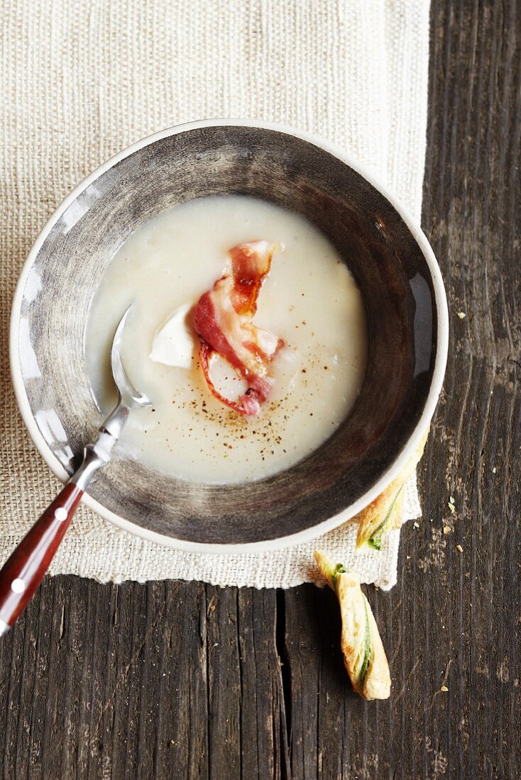 Black salsify soup with bacon (seen from above)