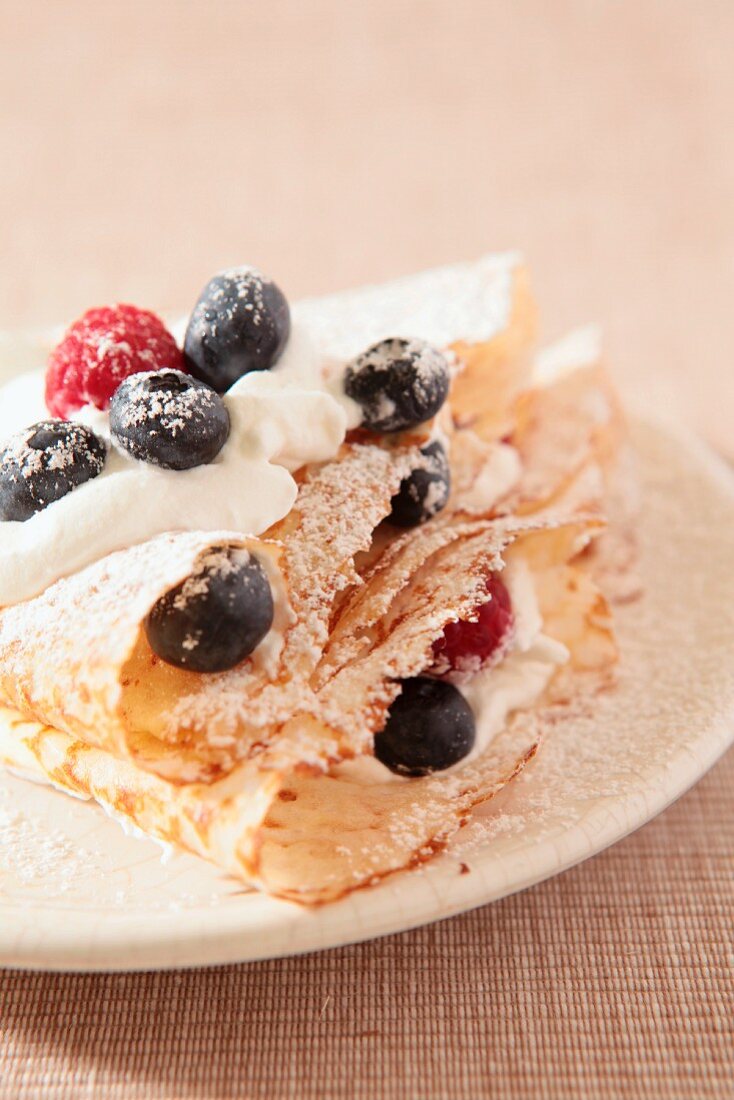 Pfannkuchen mit Sahne und frischen Beeren