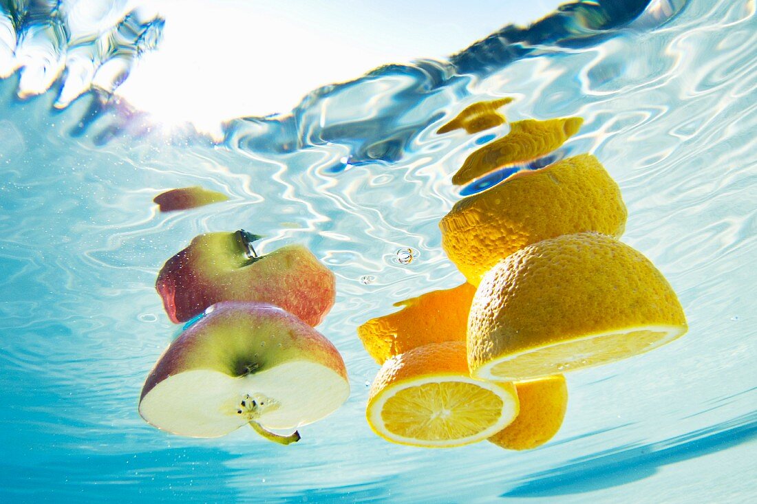 Schwimmende Früchte im Swimmingpool