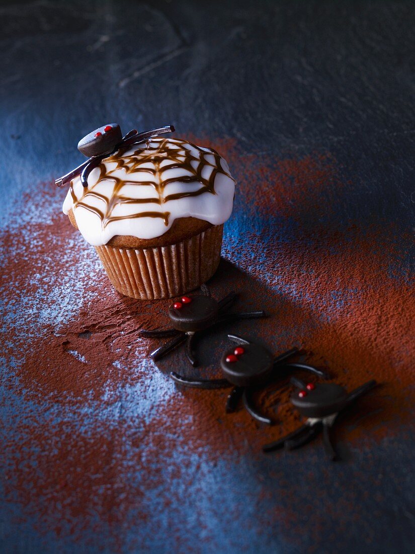 Muffin mit Spinnennetz-Glasur zu Halloween