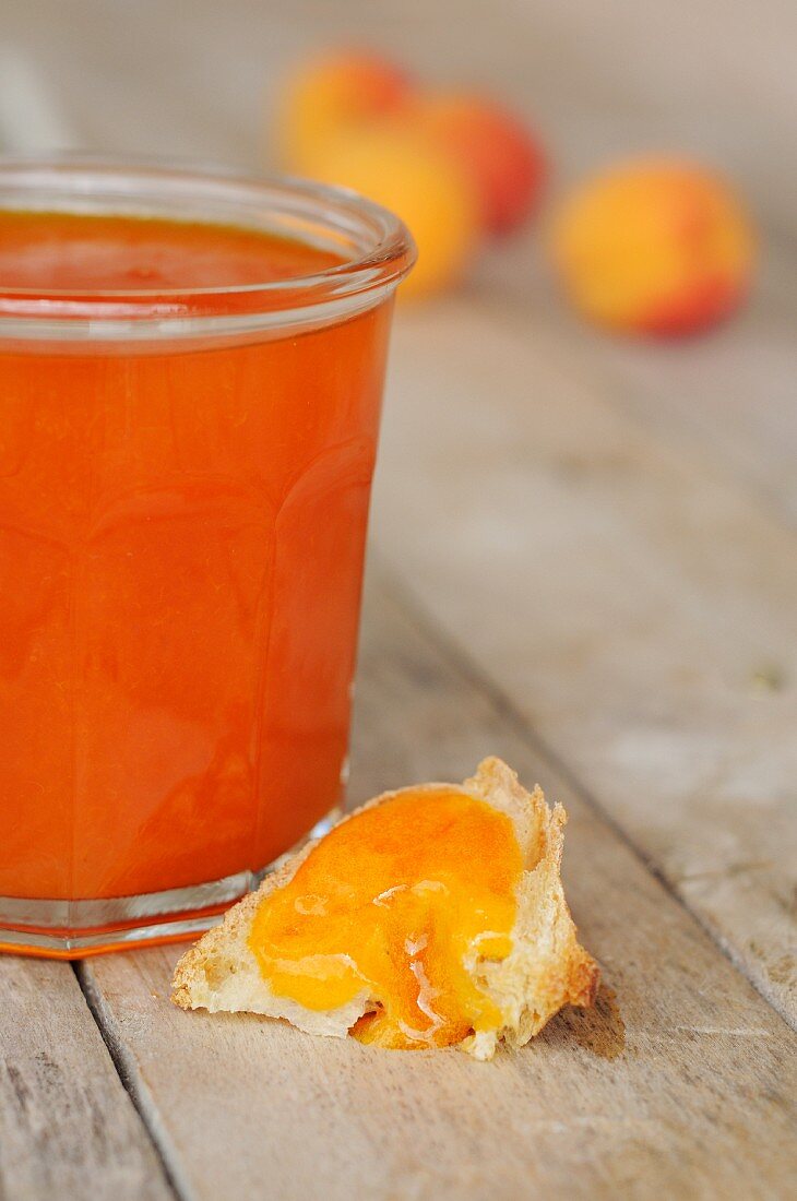 Aprikosenmarmelade im Glas