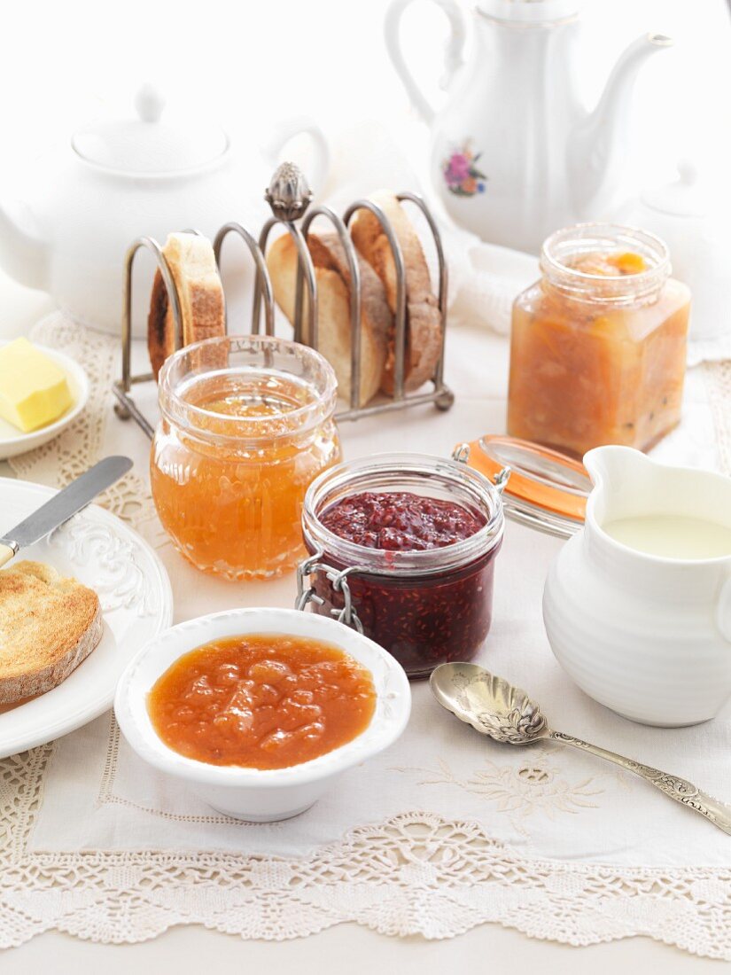 Frühstückstisch mit Toast & verschiedenen Marmeladensorten