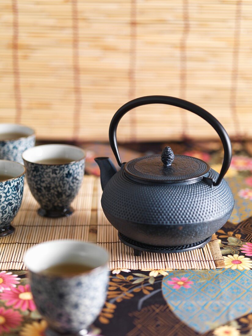 Japanisches Teestilleben mit Teekanne & Teebechern