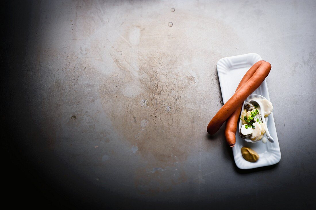 Wiener Würstchen mit Kartoffelsalat auf Porzellanschale