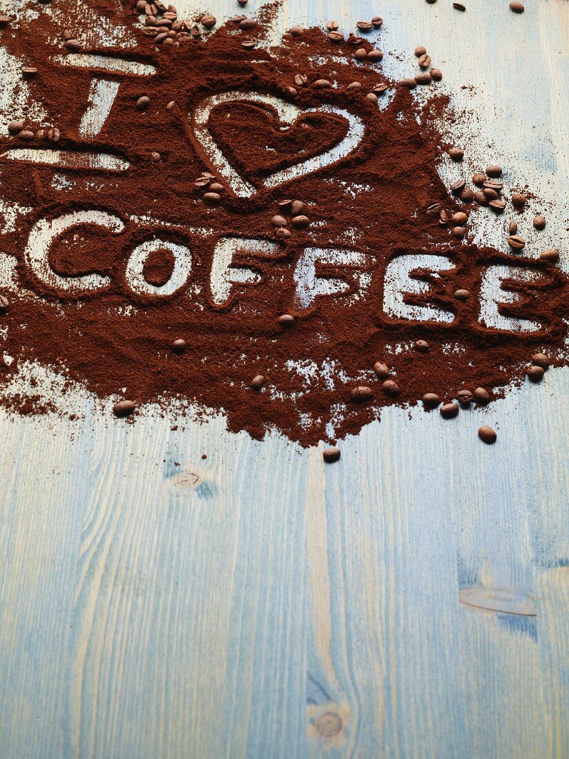 Schriftzug I LOVE COFFEE in Kaffeepulver