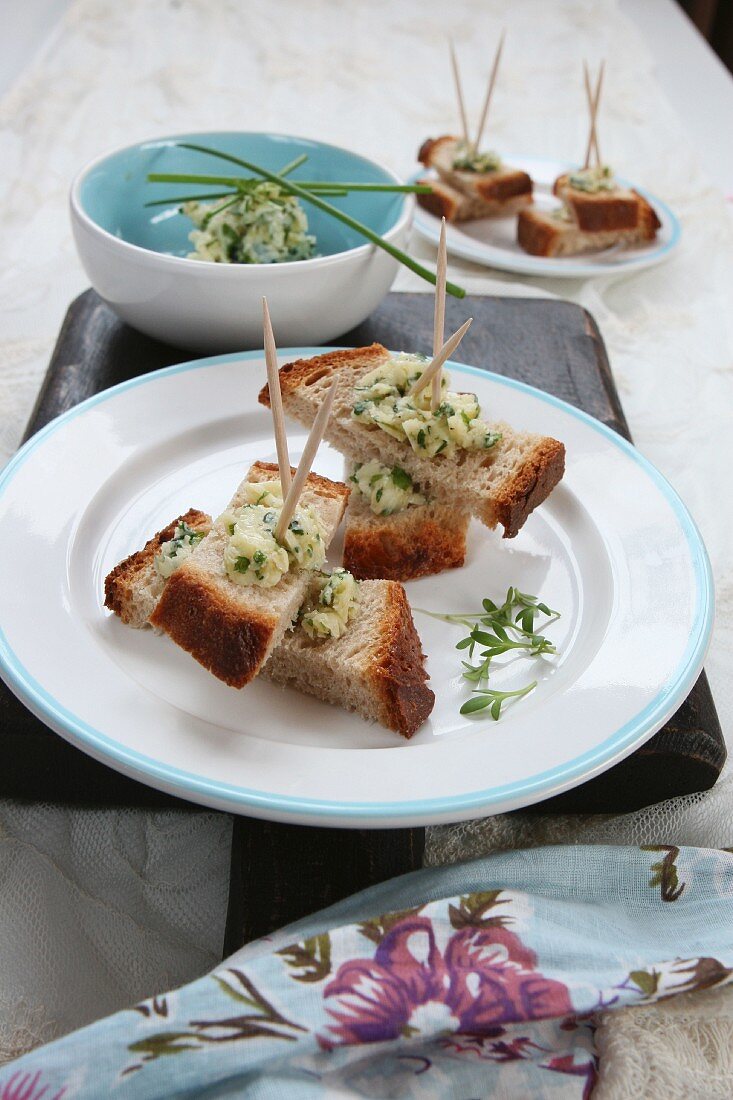 Bite-sized bread on sticks with herb butter