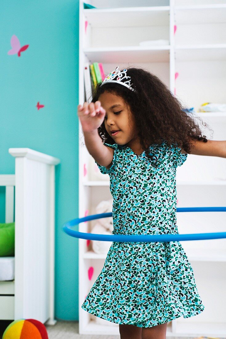 Mädchen spielt mit Hula Hoop Reifen