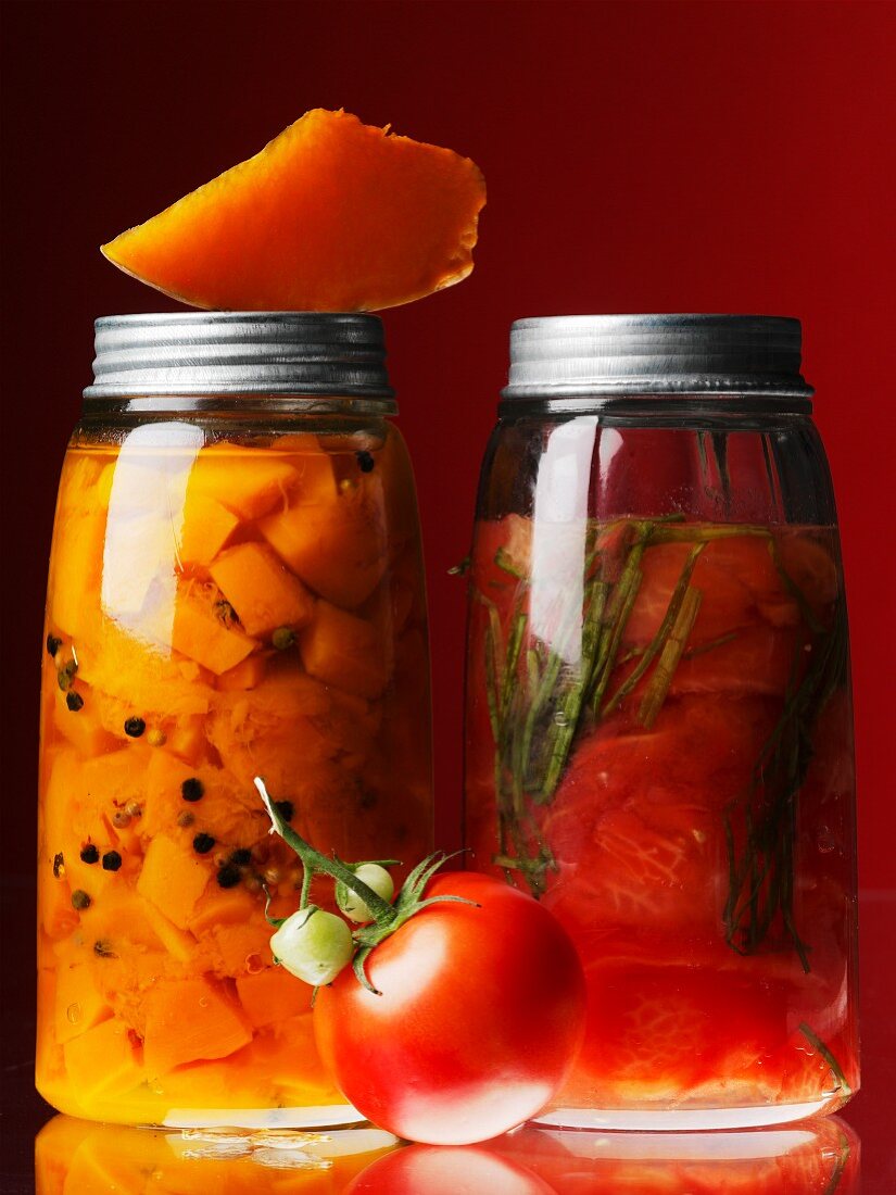 Eingekochter Kürbis & Tomaten in Gläsern
