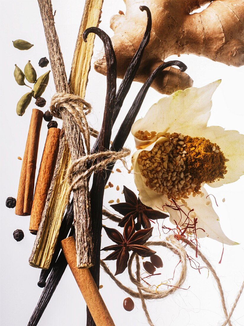 An arrangement of spices (seen from above)