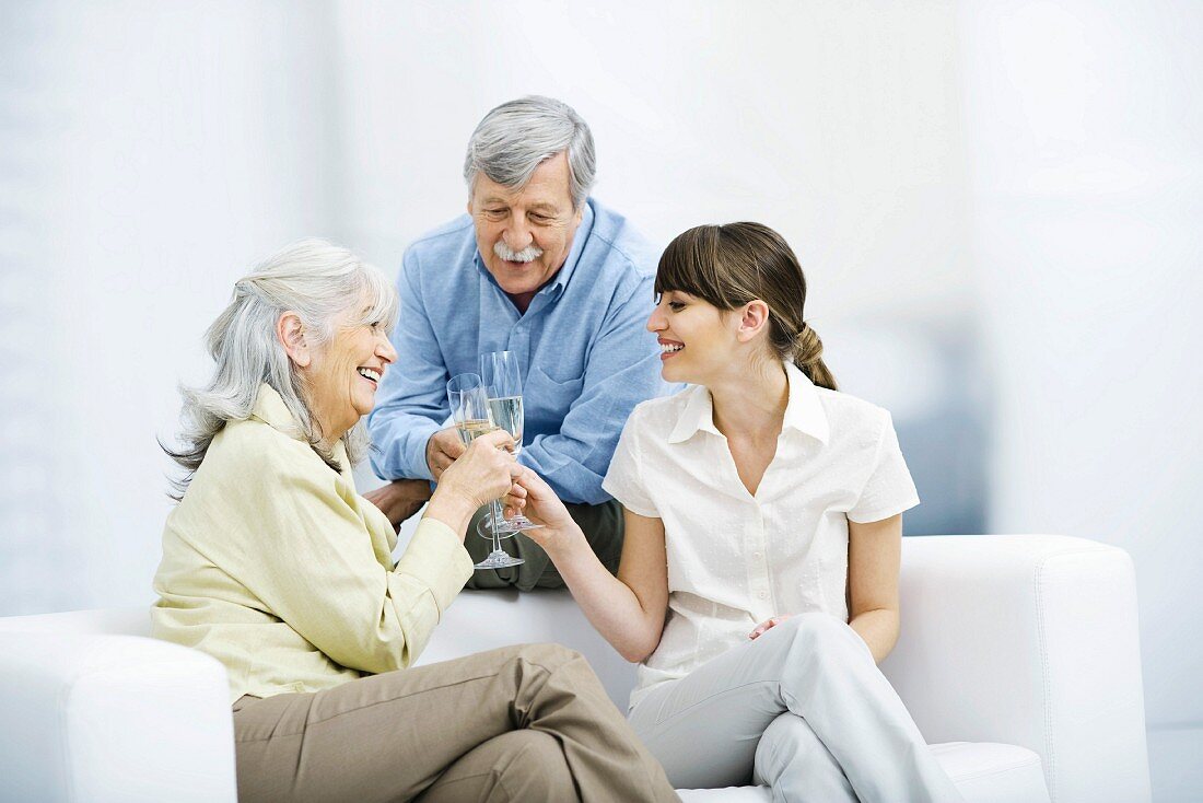 Familie beim Sektumtrunk auf dem Sofa