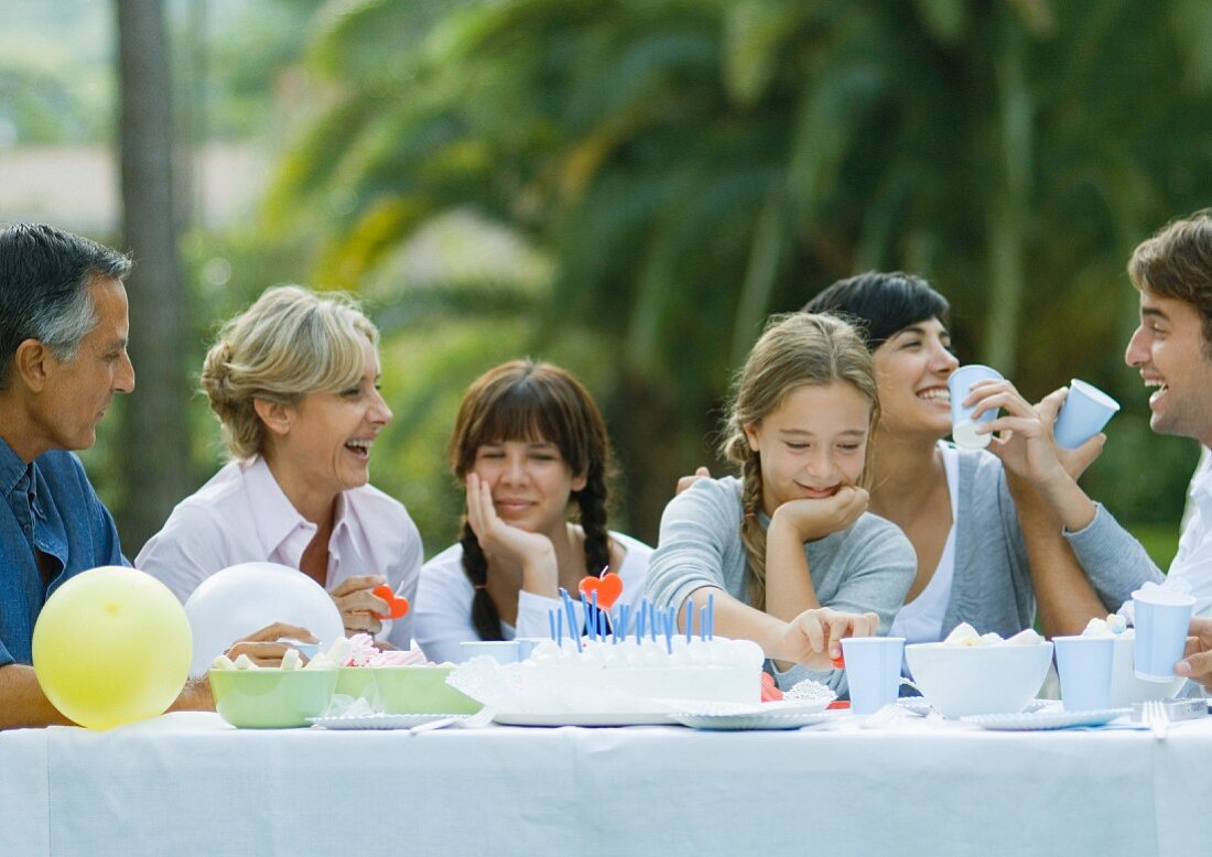 Familie bei einer Geburtstagsparty im Garten