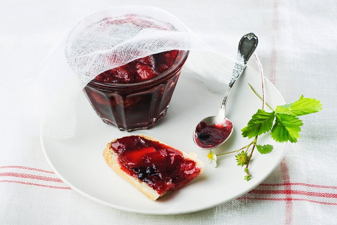 Toast mit Erdbeermarmelade und Erdbeerblüten