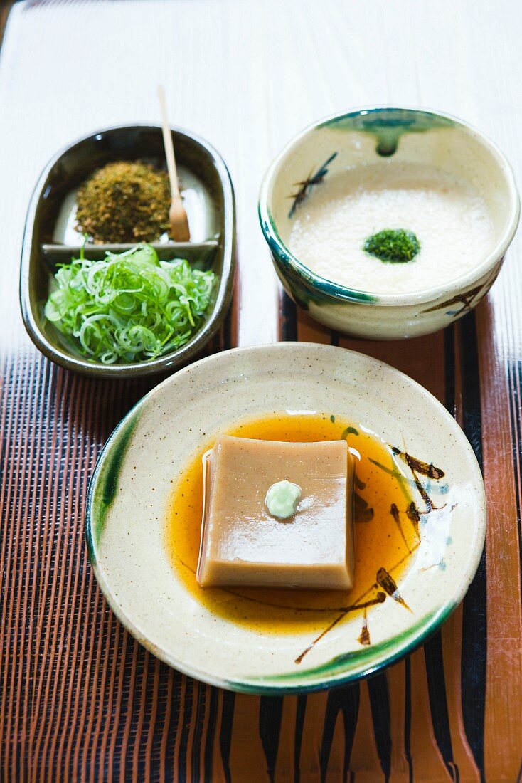 Sesam-Tofu mit Wasabi, grüne Sojanudeln mit Gewürzen und pikante Sojacreme mit Shiso (Japan)