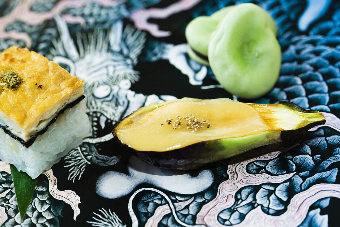 Reis-Tofu-Würfel mit Nori, Aubergine mit Tofusauce und frische Bohnen (Japan)