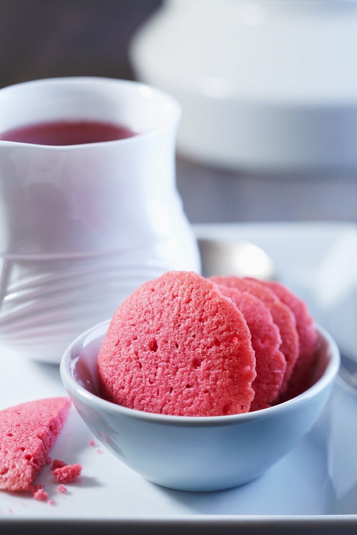 Fruit tea with raspberry biscuits