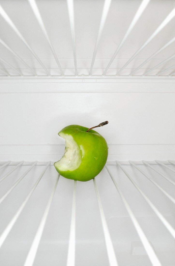 Angebissener Apfel im Kühlschrankfach
