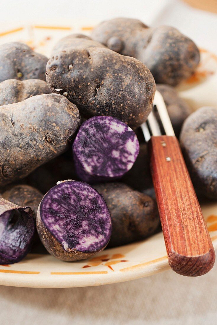 Violette Kartoffeln auf Teller