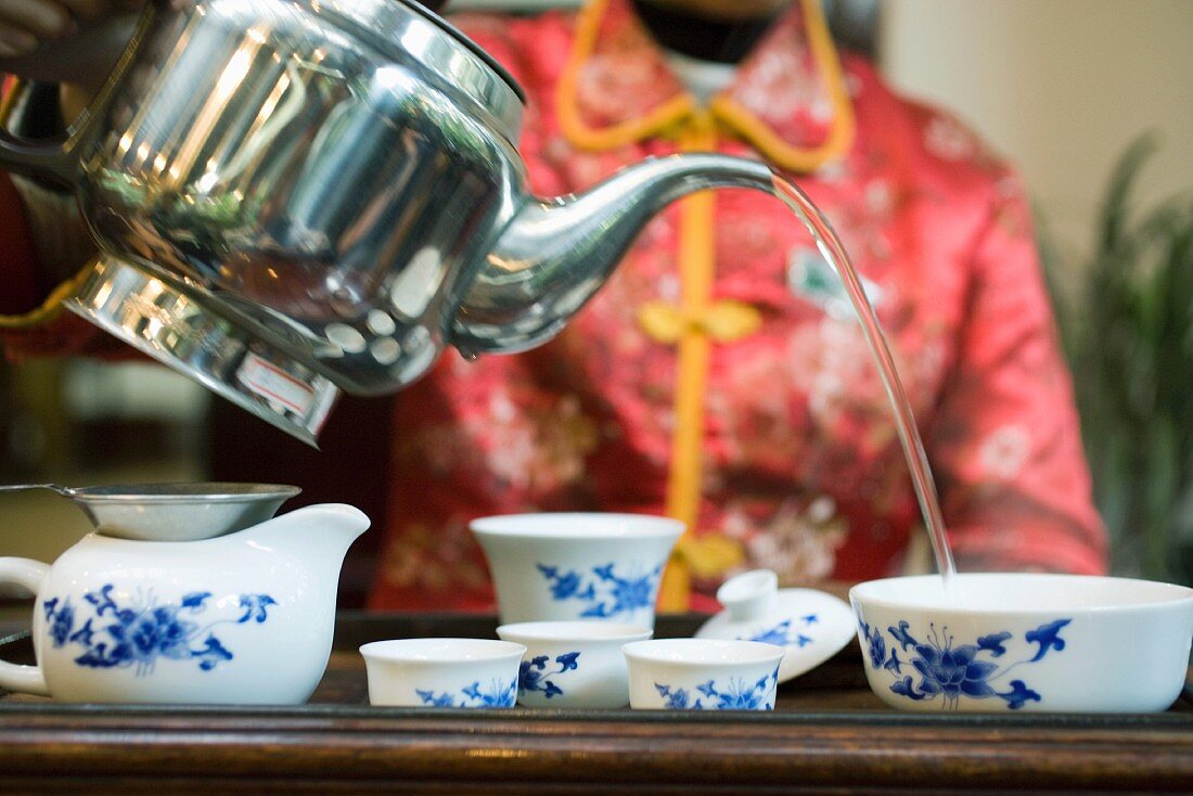 Frau serviert Tee (China)