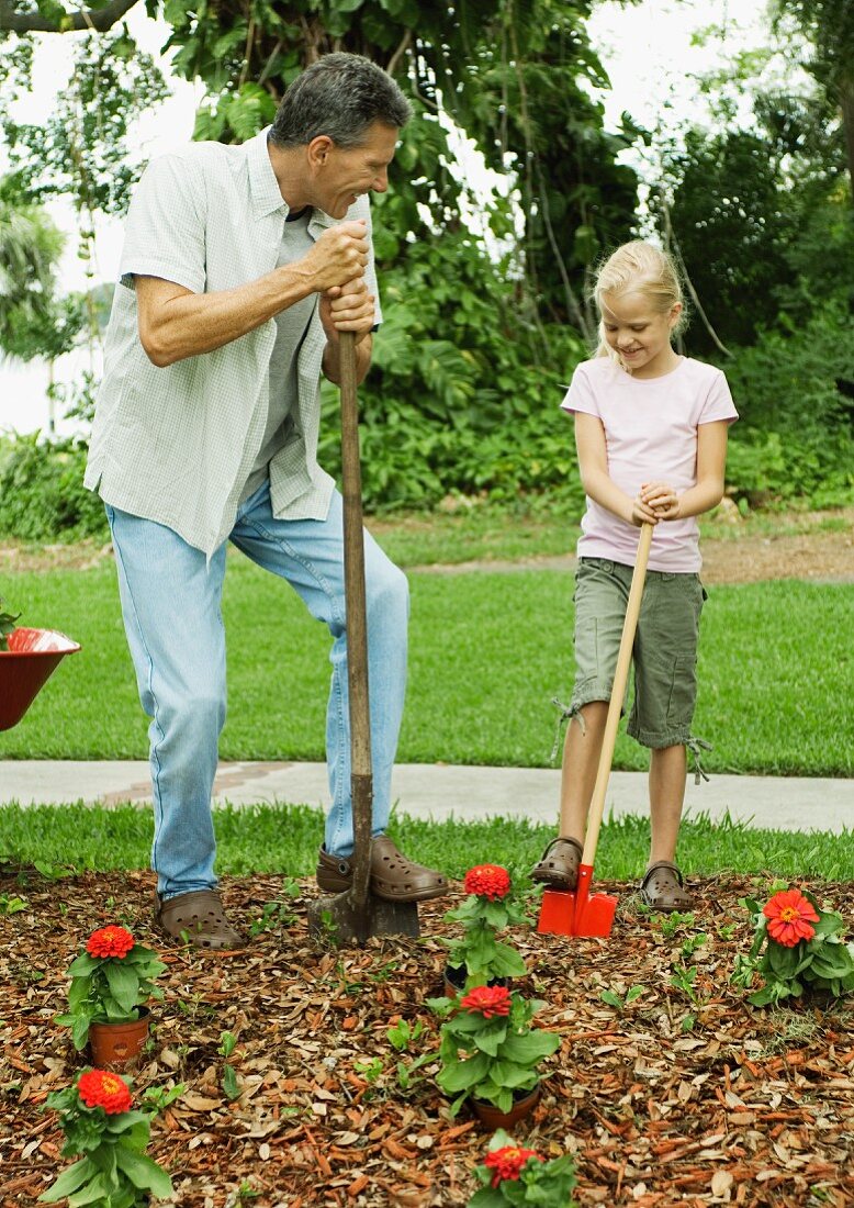 Vater und Tochter bei der Gartenarbeit