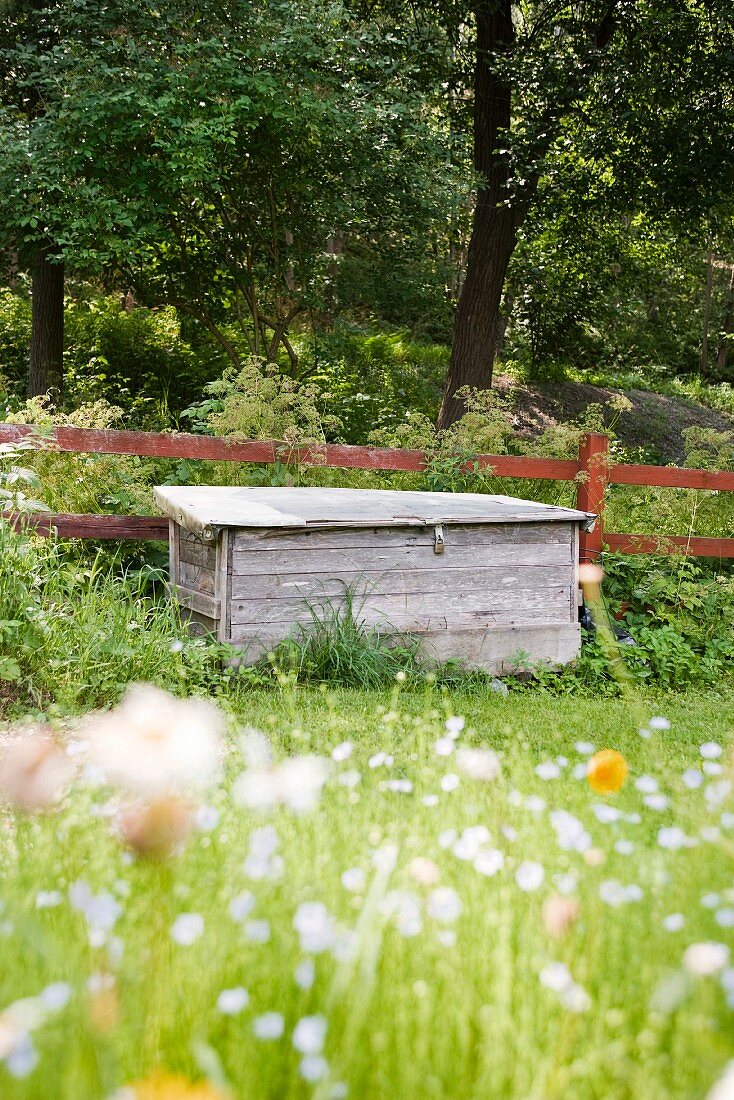 Aufbewahrungskiste am Gartenzaun