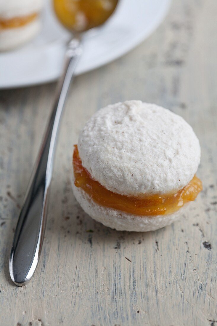 Vanille-Macaron mit Orangenmarmelade