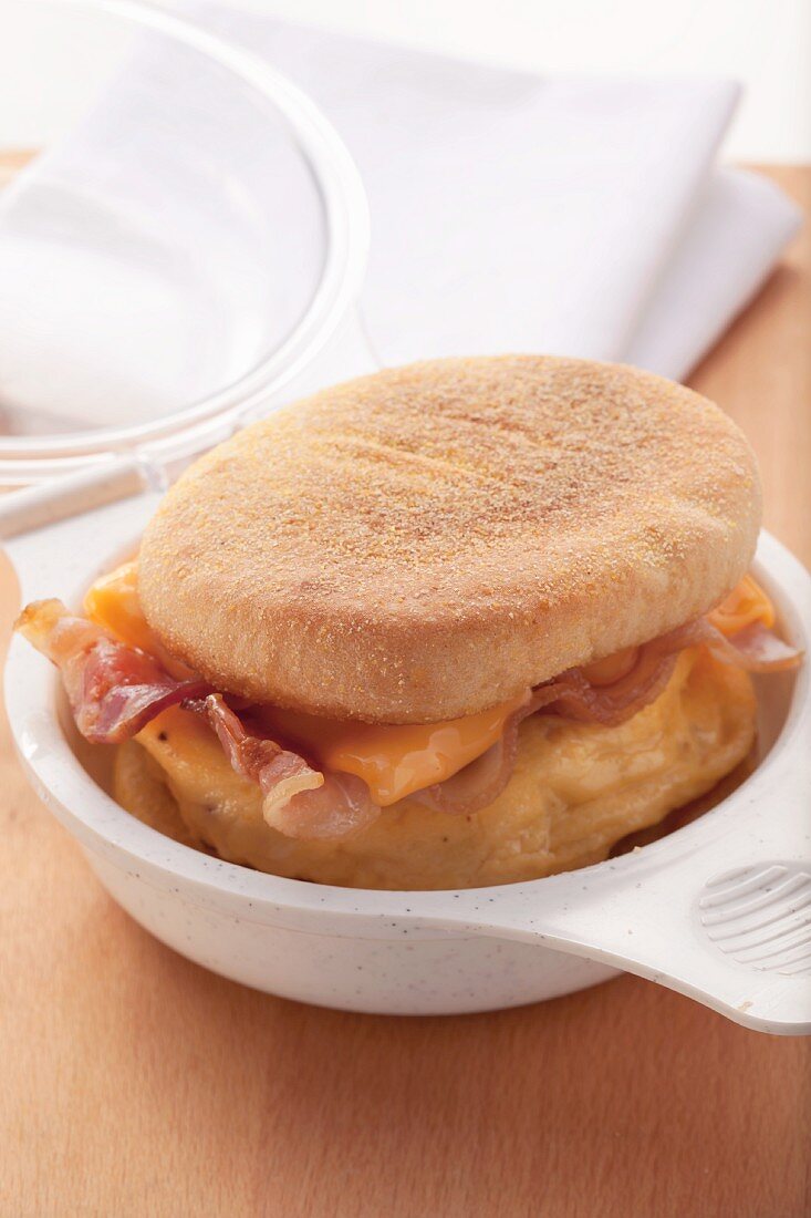 English Muffin mit Frühstückspeck und geschmolzenem Käse