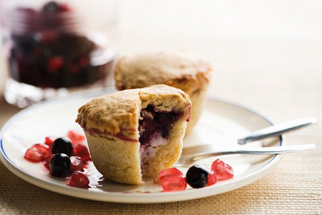 Shortbread mit Beeren und Marmelade