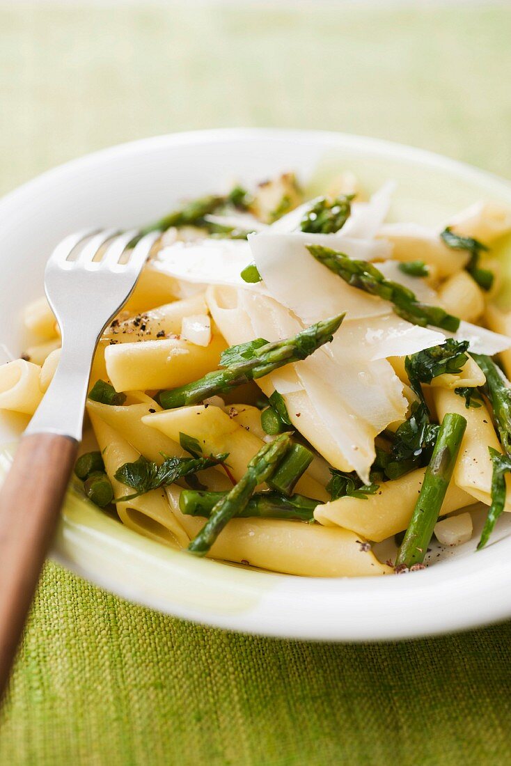 Penne with asparagus, Parmesan and saffron