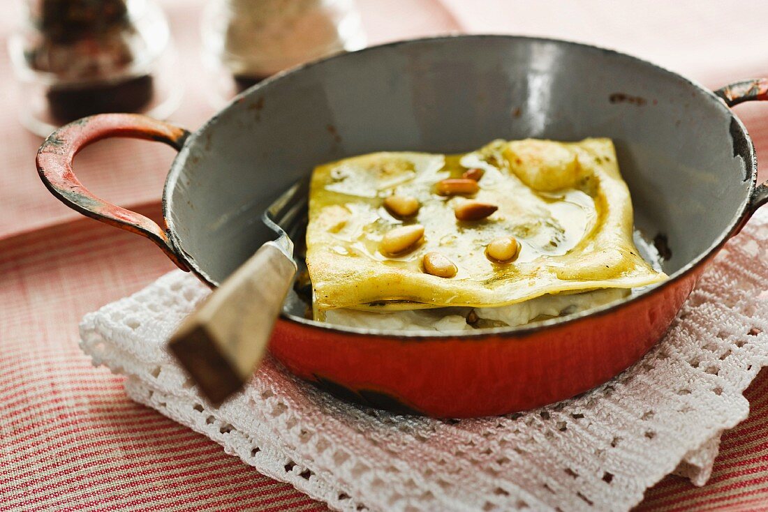 Lasagne mit Zucchini, Pesto und Pinienkernen