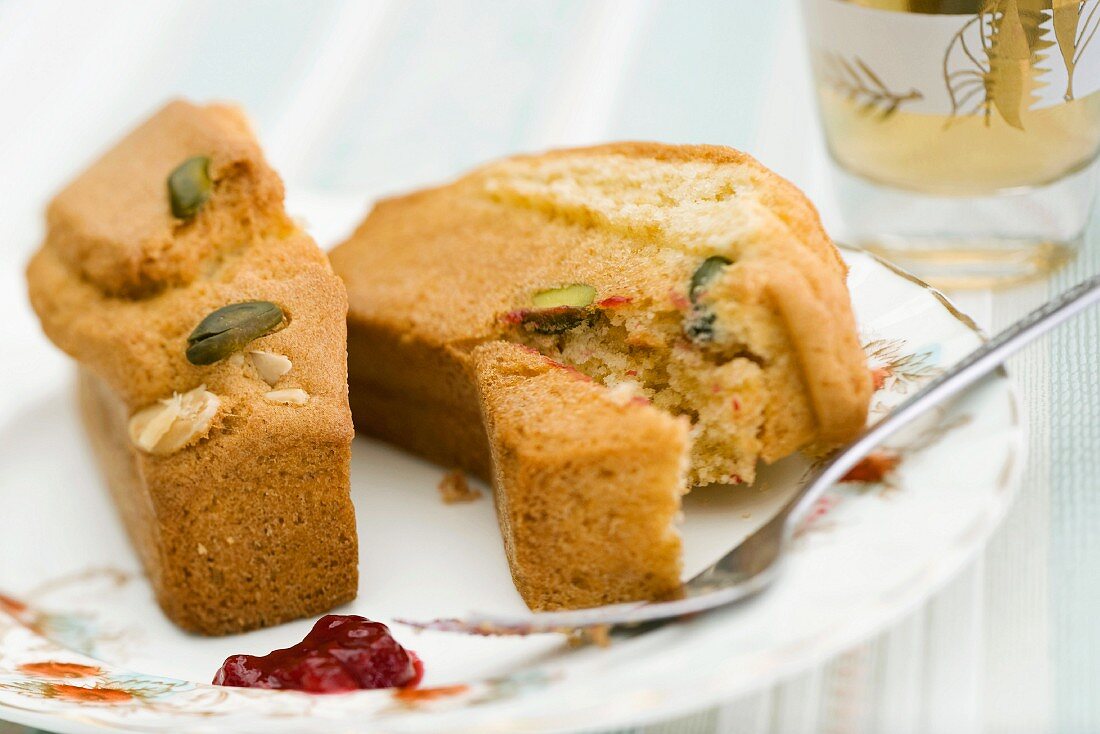 Mini cakes with pistachios and almonds