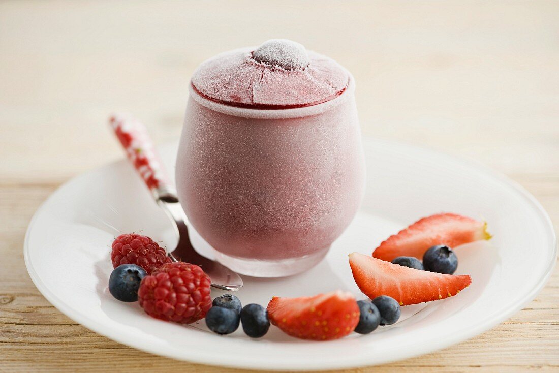 Gefrorenes Joghurt mit Beeren