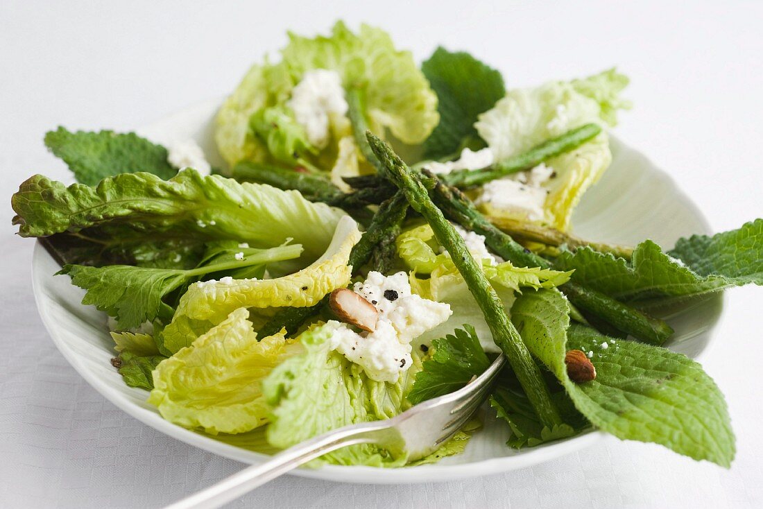 Blattsalat mit Spargel, Ricotta und Mandeln