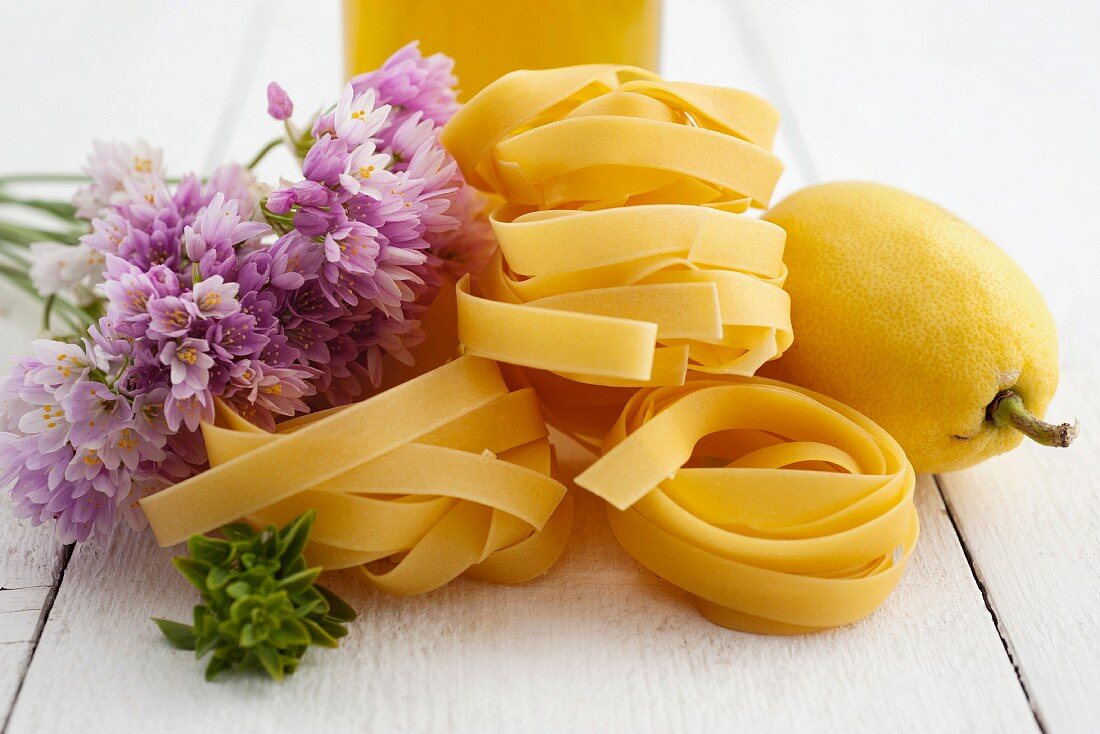 Ingredients for tagliatelle with lemon and garlic