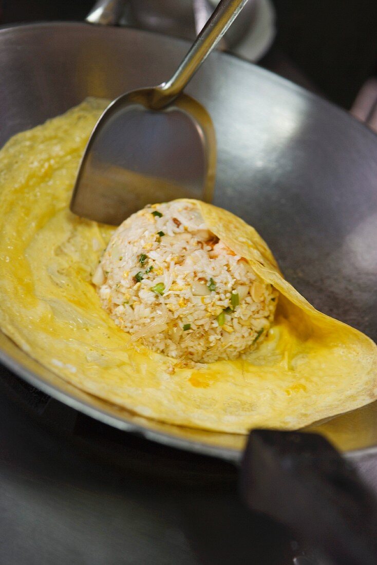 Omelett mit Meeresfrüchtereis zubereiten