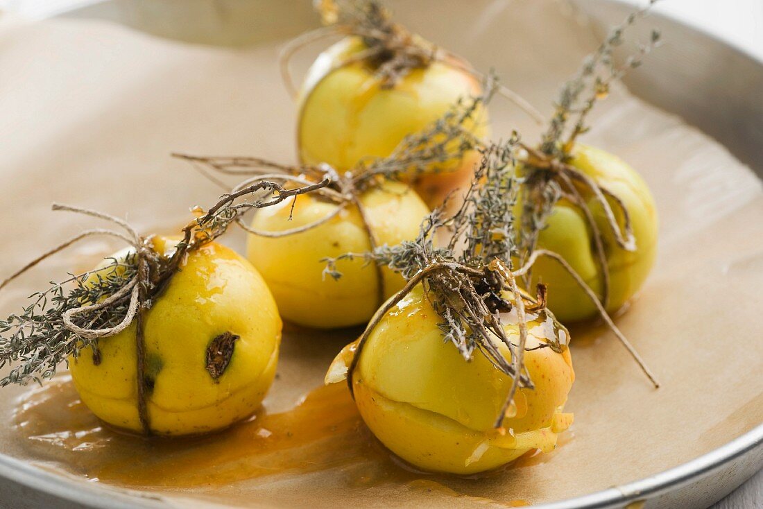 Small baked apples with herbs